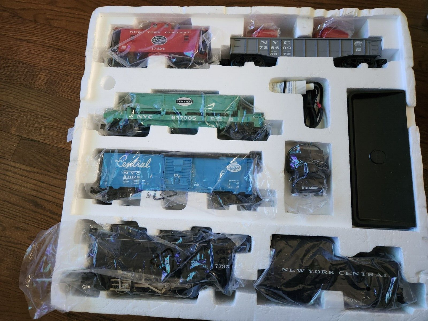 Lionel 7795 New York Central 0-27 Scale Train Set Locomotive + 5 Cars