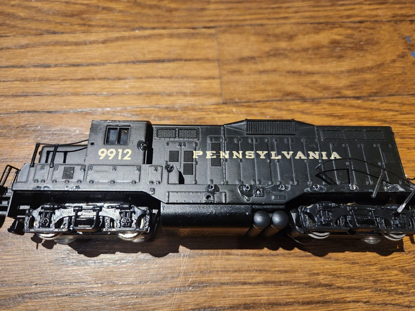 Walthers HO Scale Pennsylvania 9912 GP9M Diesel Locomotive Train 931-109